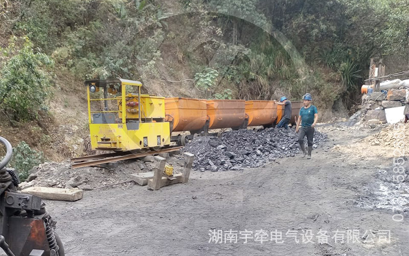 防爆型2.5吨蓄电池矿用电机车海外煤矿运行视频